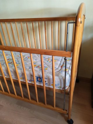 Cuna de bebé de madera