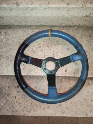 Volante desplazado azul y negro