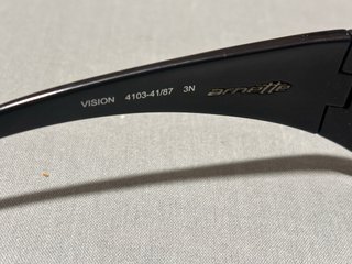 Gafas de sol Arnette negras y grises