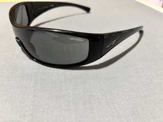 Gafas de sol Arnette negras y grises