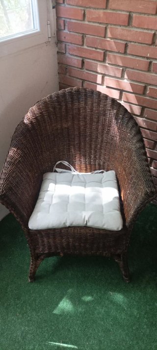 Conjunto mesa y 2 sillones de mimbre