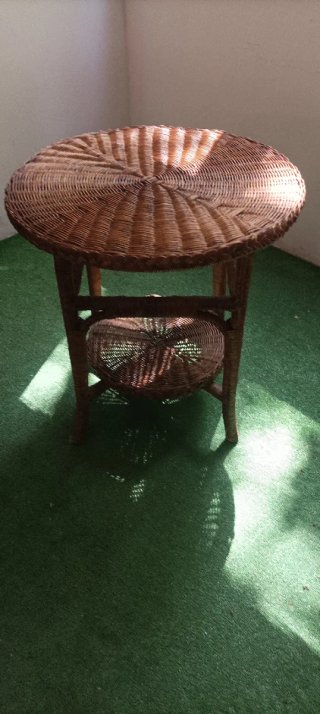 Conjunto mesa y 2 sillones de mimbre