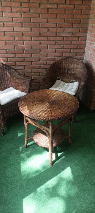 Conjunto mesa y 2 sillones de mimbre
