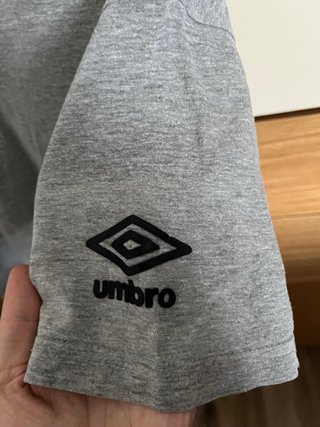 Maglietta Umbro Grigia con Dettagli Gialli