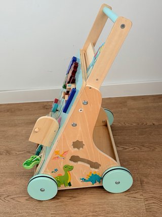 Correpasillos de madera con actividades