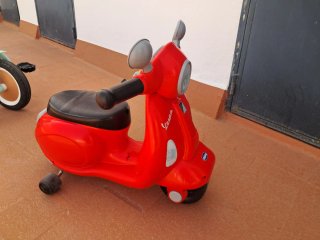 Correpasillos Moto Vespa Primavera Chicco Roja