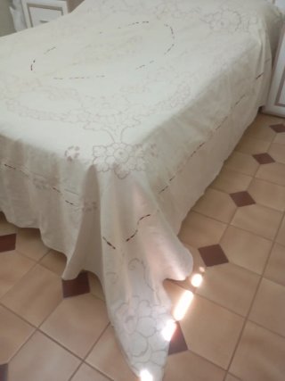 Colcha bordada a mano esfilato siciliano nueva