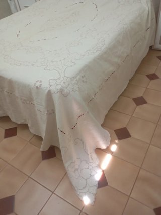 Colcha bordada a mano esfilato siciliano nueva