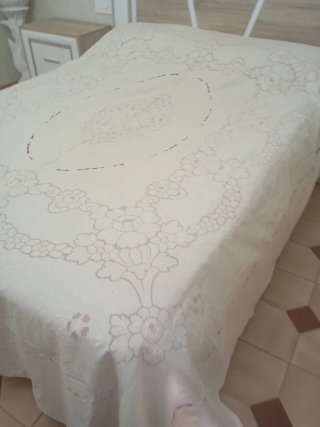 Colcha bordada a mano esfilato siciliano nueva