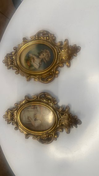 Cornice ovale dorata vintage con dipinti