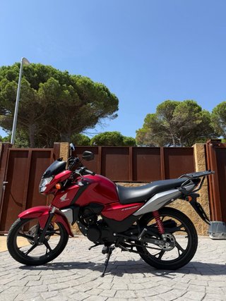Honda CB125F Roja y Plata