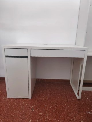 Escritorio blanco con cajón y puerta