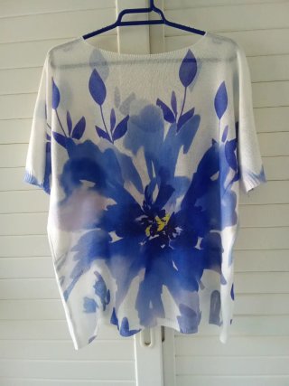 Jersey estampado floral azul y blanco