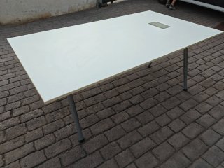Mesa grande blanca de reuniones para oficina.