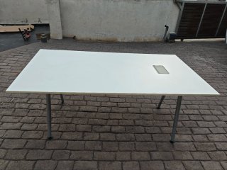 Mesa grande blanca de reuniones para oficina.