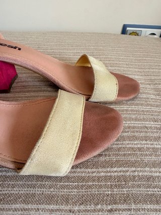 Sandalias Refresh Mujer Beige y Rosa