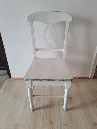 Silla de madera blanca estilo vintage