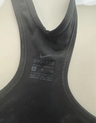Top deportivo Nike negro