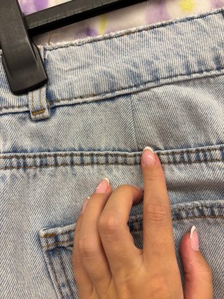 Pantalón vaquero roto azul.