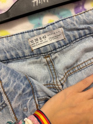 Pantalón vaquero roto azul.
