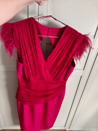 Vestido rosa con plumas talla 48