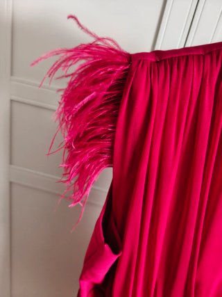 Vestido rosa con plumas talla 48