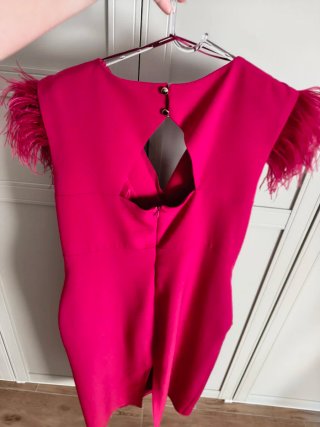 Vestido rosa con plumas talla 48