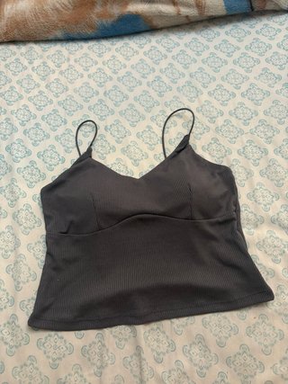 Top gris con almohadillas