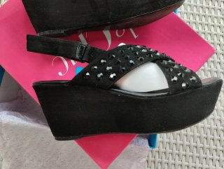 Sandalias cuña Le Chic negras con tachuelas