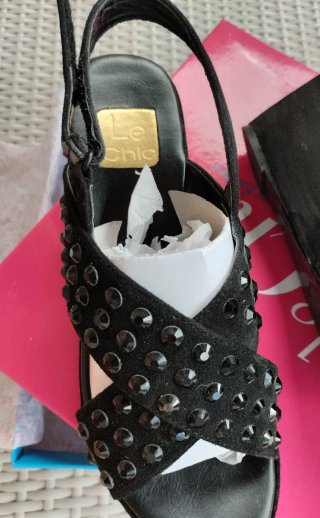 Sandalias cuña Le Chic negras con tachuelas