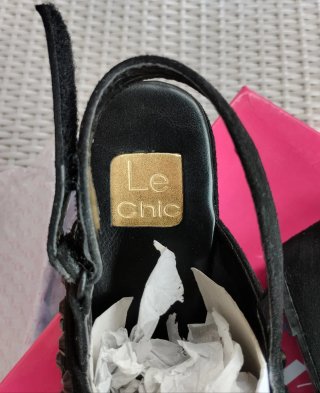 Sandalias cuña Le Chic negras con tachuelas