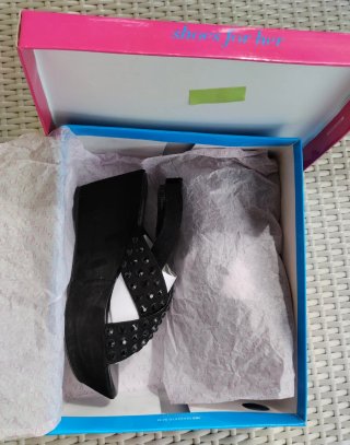 Sandalias cuña Le Chic negras con tachuelas
