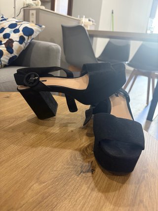 Zapatos de tacón negros de ante usados una vez