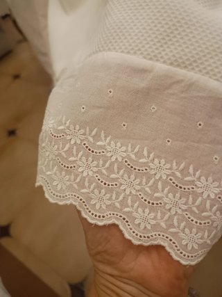 Vestidura Ropa de cuna de pique y bordado blanco.