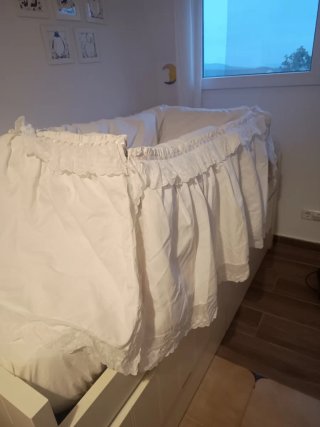 Vestidura Ropa de cuna de pique y bordado blanco.