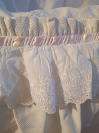 Vestidura Ropa de cuna de pique y bordado blanco.