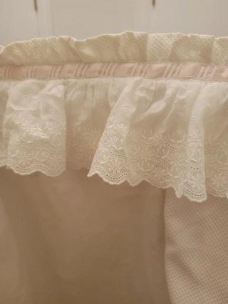 Vestidura Ropa de cuna de pique y bordado blanco.