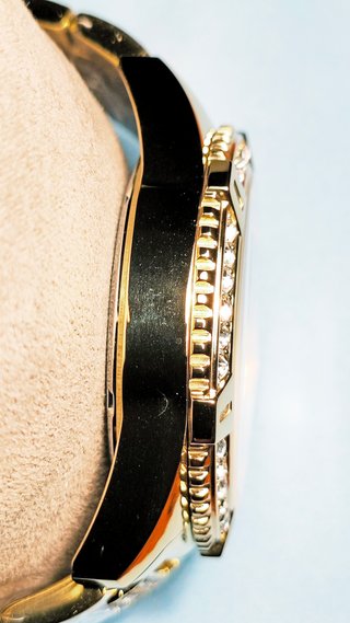 Reloj Guess Frontier nuevo dorado