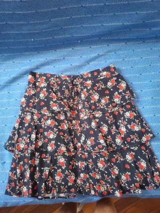 Falda floral negra y roja con volantes
