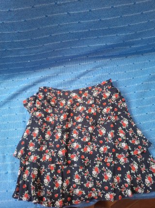 Falda floral negra y roja con volantes