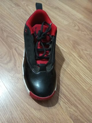 Zapatillas Jordan Negras y Rojas