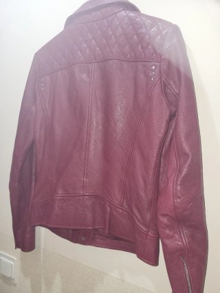 Chaqueta tipo Biker cuero Mango burdeos