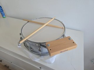 Tamburi e bacchette con blocco samba