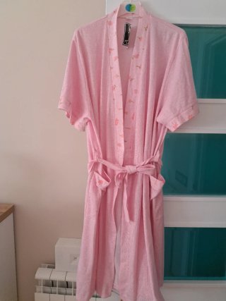 Bata de mujer rosa floral