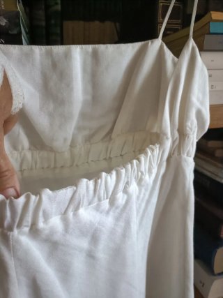 Abito bianco con spalline sottili