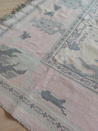 Alfombra rosa y gris, doble cara.