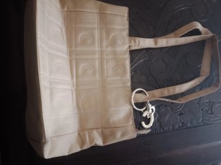 Bolso de mano beige acolchado