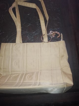 Bolso de mano beige acolchado