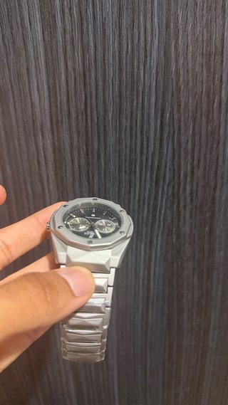 Reloj de pulsera plateado y negro