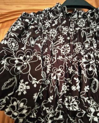 Conjunto falda y blusa bordada